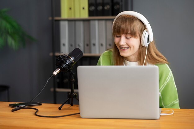 Mulher de tiro médio gravando podcast