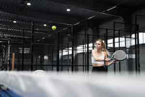 Foto grátis mulher de tiro médio jogando padel