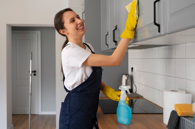 Foto grátis mulher de tiro médio limpando casa