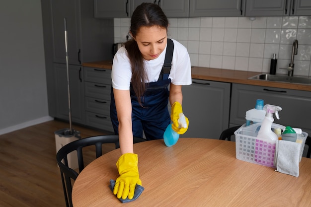 Foto grátis mulher de tiro médio limpando casa