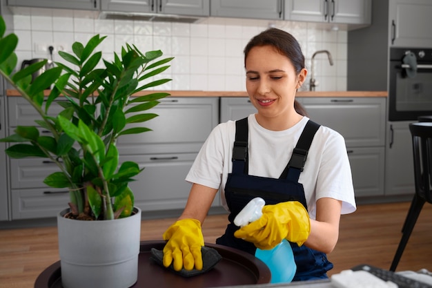 Foto grátis mulher de tiro médio limpando casa