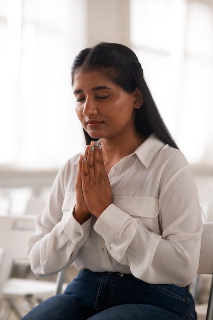 Foto grátis mulher de tiro médio na igreja rezando