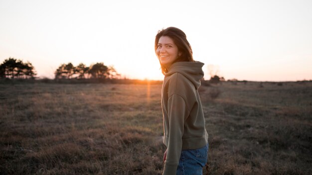 Mulher de tiro médio no campo