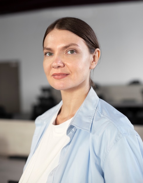 Mulher de tiro médio no retrato de trabalho