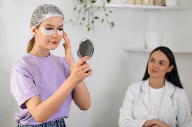 Foto grátis mulher de tiro médio olhando no espelho