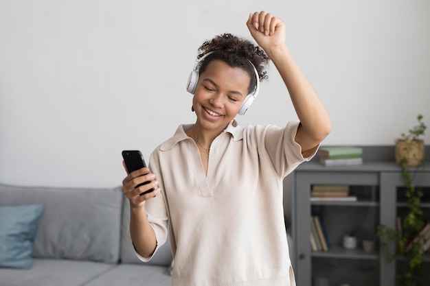 Mulher de tiro médio ouvindo música