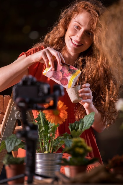 Mulher de tiro médio plantando sementes