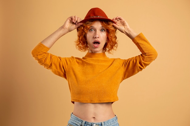 Mulher de tiro médio posando com chapéu