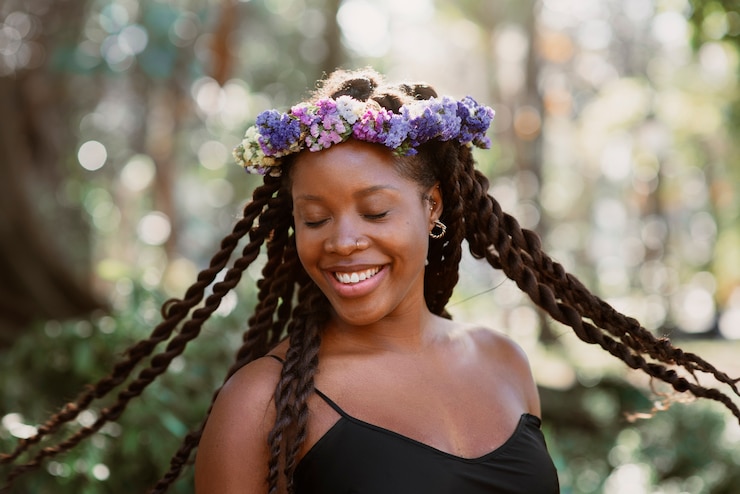 Foto grátis mulher de tiro médio posando com flores