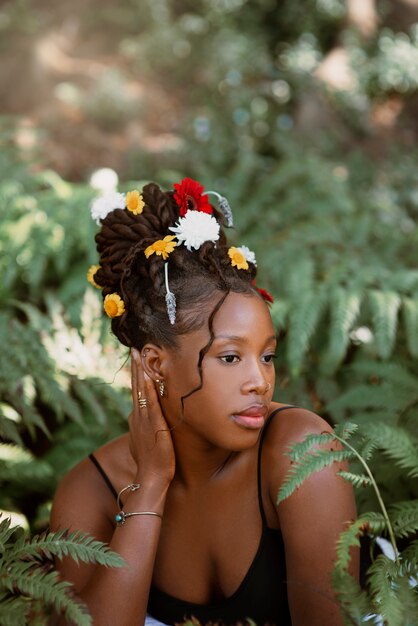 Mulher de tiro médio posando com flores