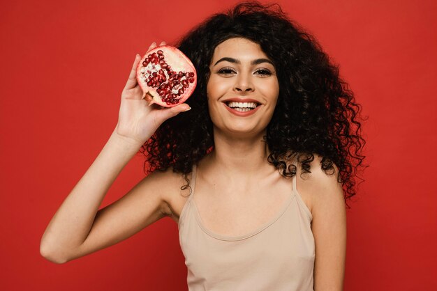 Mulher de tiro médio posando com romã