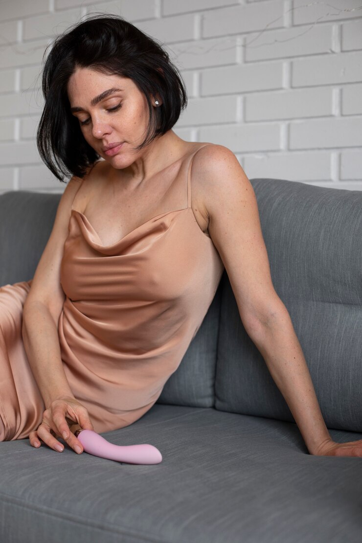 Foto grátis mulher de tiro médio posando com vibrador
