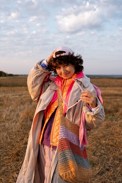 Foto grátis mulher de tiro médio posando conceito de fast fashion