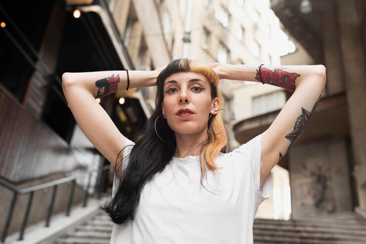Foto grátis mulher de tiro médio posando do lado de fora