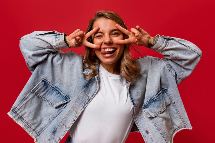 Foto grátis mulher de tiro médio posando em estúdio