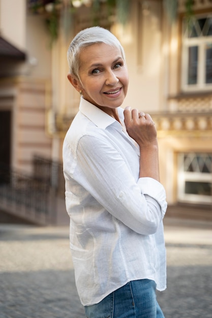 Mulher de tiro médio posando na cidade