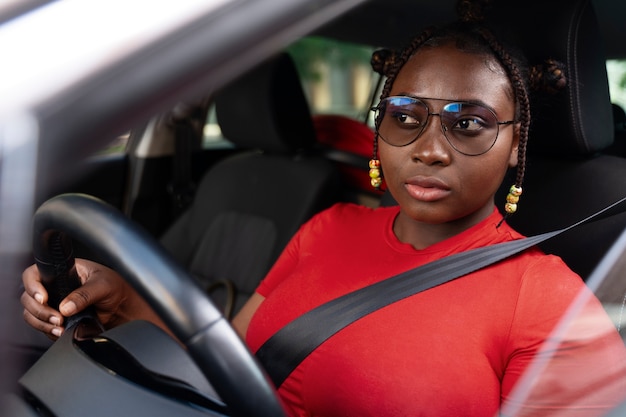 Foto grátis mulher de tiro médio posando no carro