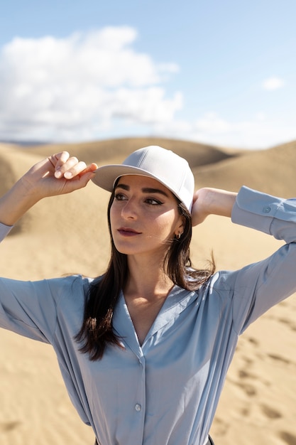 Mulher de tiro médio posando no deserto