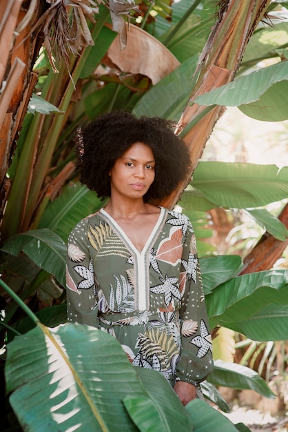 Foto grátis mulher de tiro médio posando no jardim romântico