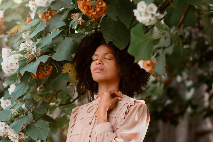 Foto grátis mulher de tiro médio posando no jardim romântico