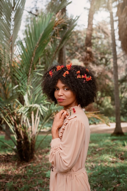 Foto grátis mulher de tiro médio posando no jardim romântico