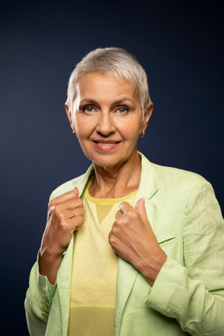 Foto grátis mulher de tiro médio posando