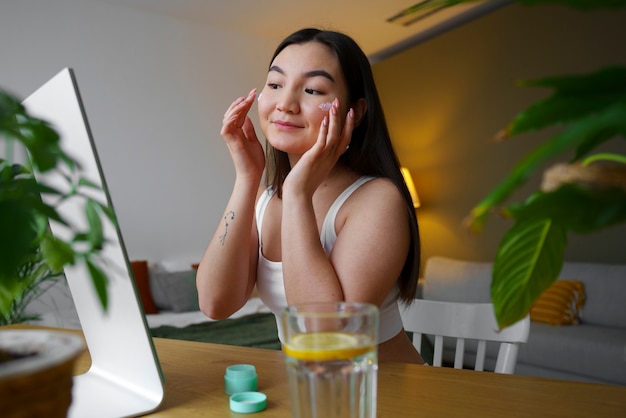 Mulher de tiro médio praticando autocuidado