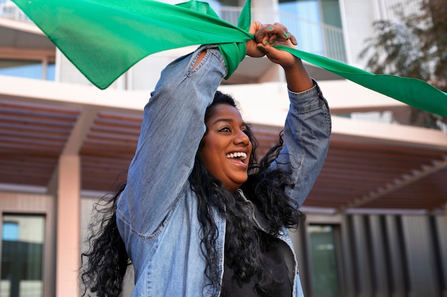 Foto grátis mulher de tiro médio protestando ao ar livre