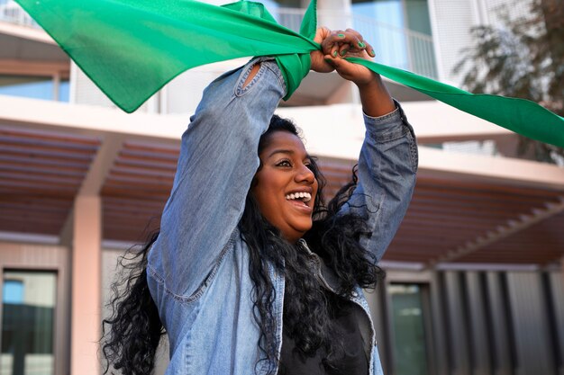 Mulher de tiro médio protestando ao ar livre