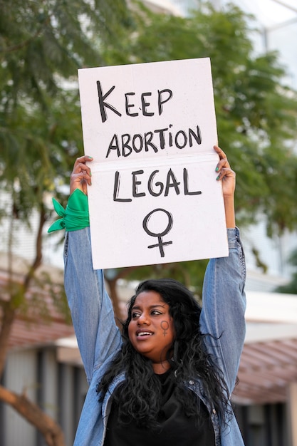 Mulher de tiro médio protestando ao ar livre
