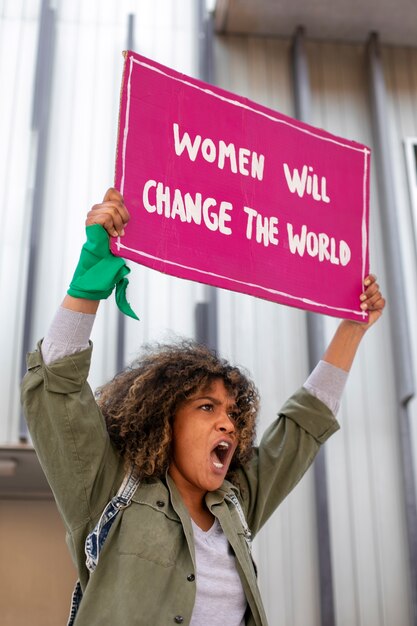 Mulher de tiro médio protestando ao ar livre