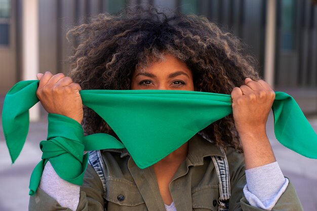 Mulher de tiro médio protestando ao ar livre