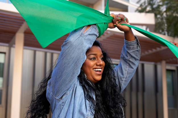 Mulher de tiro médio protestando ao ar livre