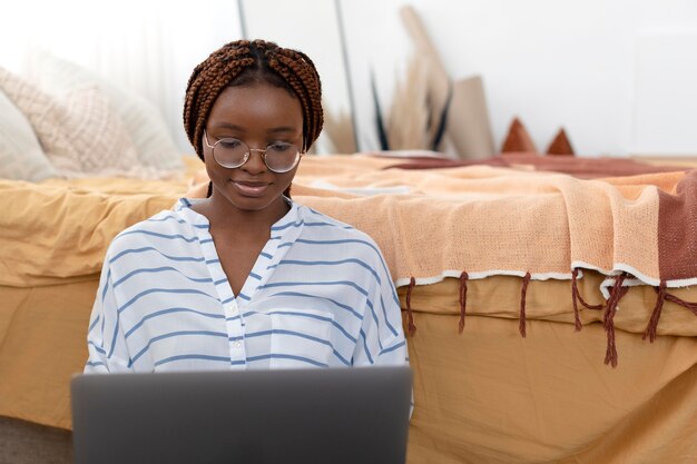 Mulher de tiro médio relaxando com laptop