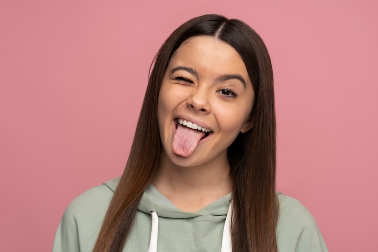 Foto grátis mulher de tiro médio saindo da língua
