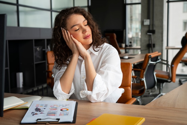 Mulher de tiro médio se alongando no trabalho