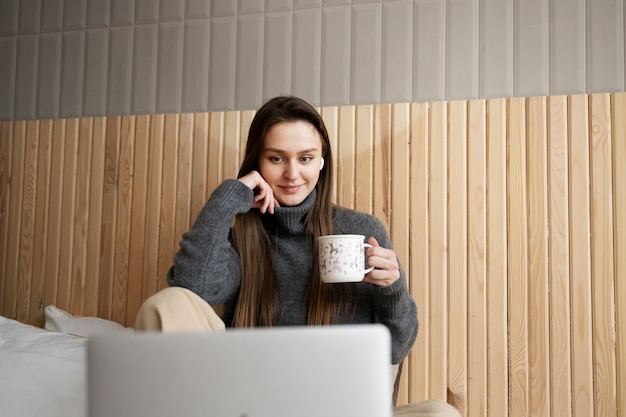 Foto grátis mulher de tiro médio segurando a caneca