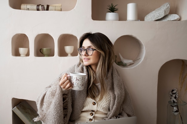 Mulher de tiro médio segurando a xícara de café