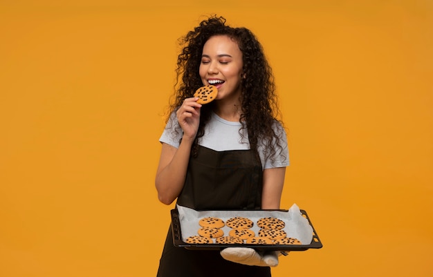 Foto grátis mulher de tiro médio segurando biscoitos