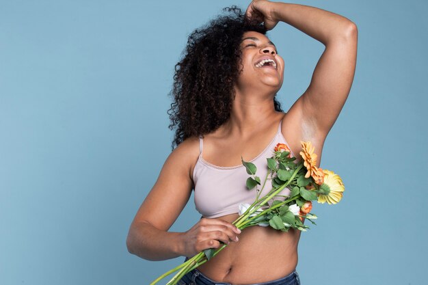 Mulher de tiro médio segurando o buquê de flores