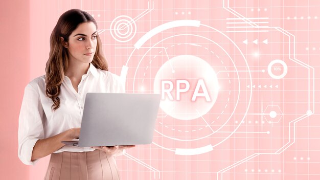 Mulher de tiro médio segurando o conceito de rpa de laptop