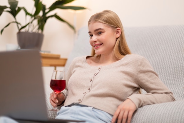 Foto grátis mulher de tiro médio segurando o copo de vinho