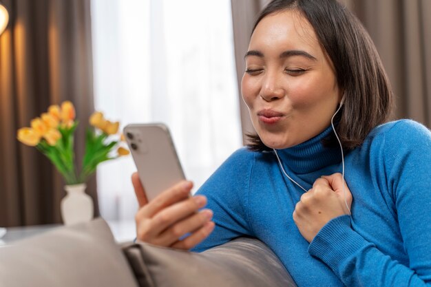 Mulher de tiro médio segurando o dispositivo