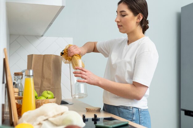 Mulher de tiro médio segurando o recipiente