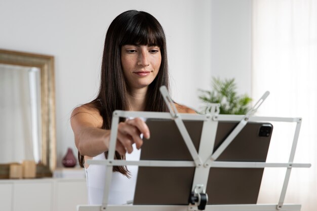 Mulher de tiro médio segurando o tablet