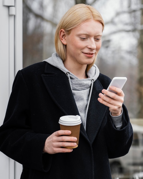 Foto grátis mulher de tiro médio segurando o telefone