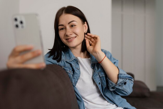 Mulher de tiro médio segurando o telefone