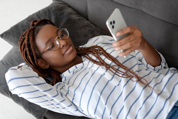 Mulher de tiro médio segurando o telefone