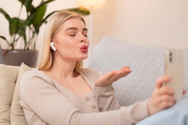 Foto grátis mulher de tiro médio segurando smartphone