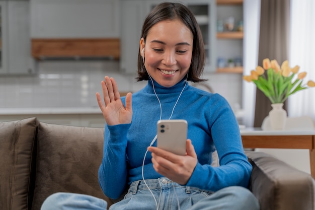 Mulher de tiro médio segurando smartphone